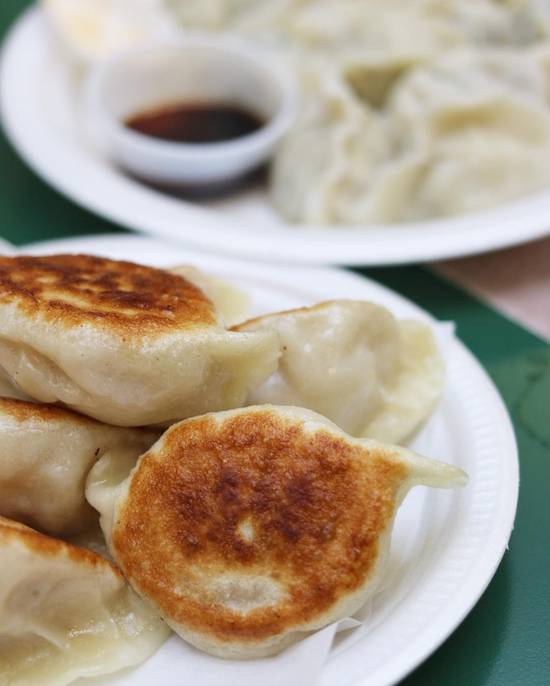 Grilled Pork Dumplings with Cabbage (6 pcs) 白菜锅贴